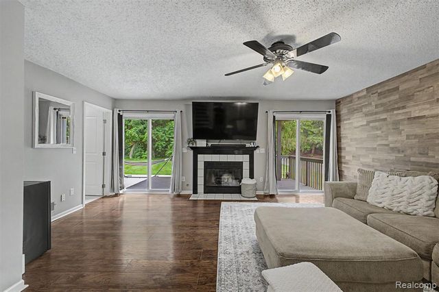 6400 Lake Meadow Drive, Waterford, MI 48327