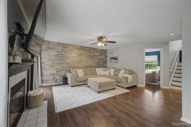 6400 Lake Meadow Drive, Waterford, MI 48327
