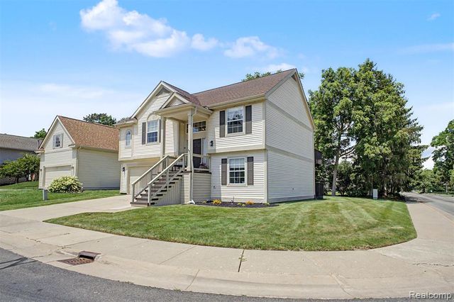 6400 Lake Meadow Drive, Waterford, MI 48327