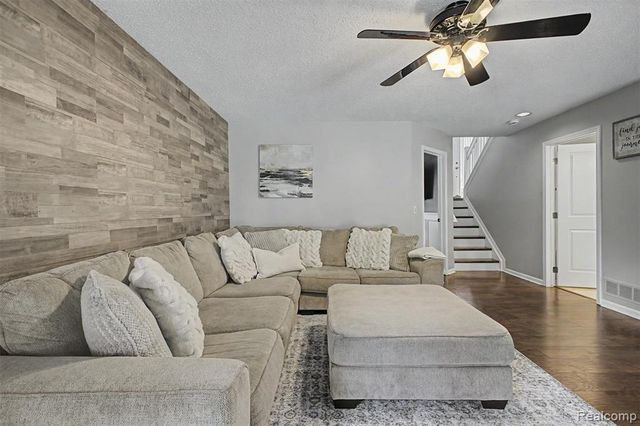 6400 Lake Meadow Drive, Waterford, MI 48327