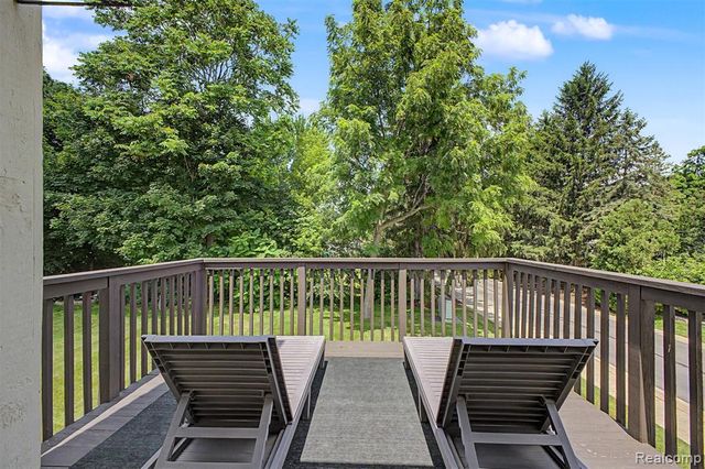 6400 Lake Meadow Drive, Waterford, MI 48327