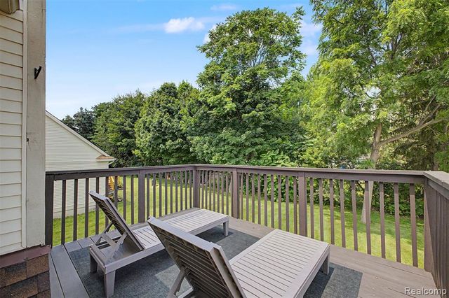 6400 Lake Meadow Drive, Waterford, MI 48327