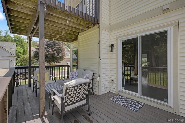 6400 Lake Meadow Drive, Waterford, MI 48327