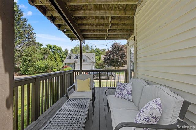 6400 Lake Meadow Drive, Waterford, MI 48327