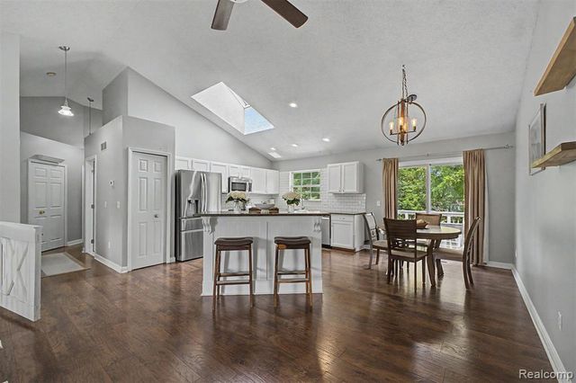 6400 Lake Meadow Drive, Waterford, MI 48327