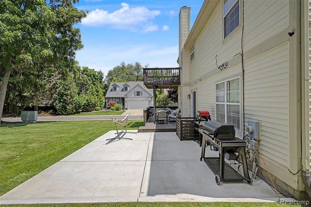 6400 Lake Meadow Drive, Waterford, MI 48327