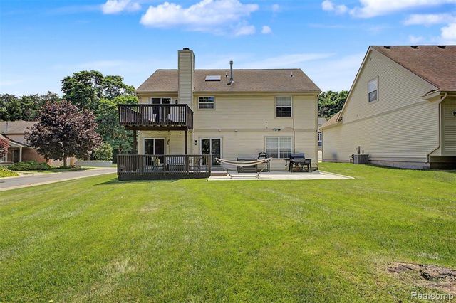 6400 Lake Meadow Drive, Waterford, MI 48327