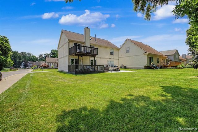 6400 Lake Meadow Drive, Waterford, MI 48327