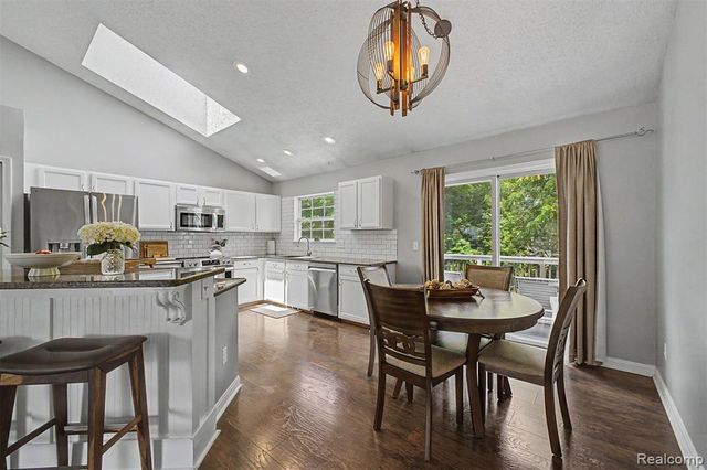 6400 Lake Meadow Drive, Waterford, MI 48327