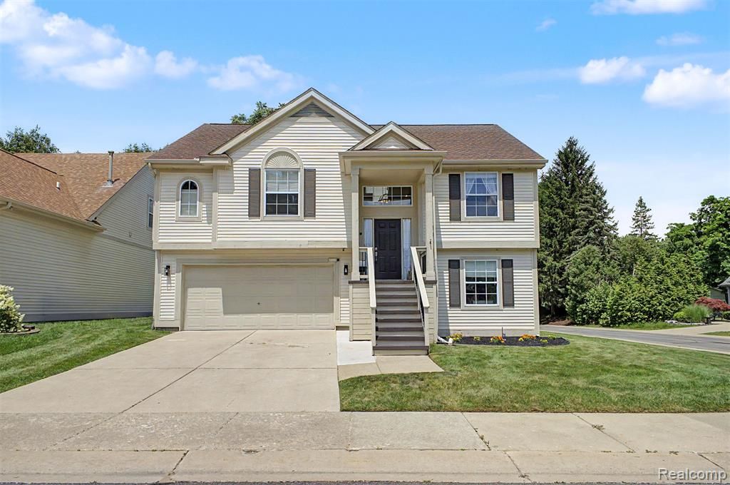 6400 Lake Meadow Drive, Waterford, MI 48327