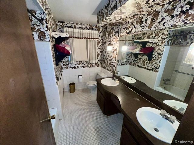 37115 Pocahontas Drive, Clinton Township, MI 48036