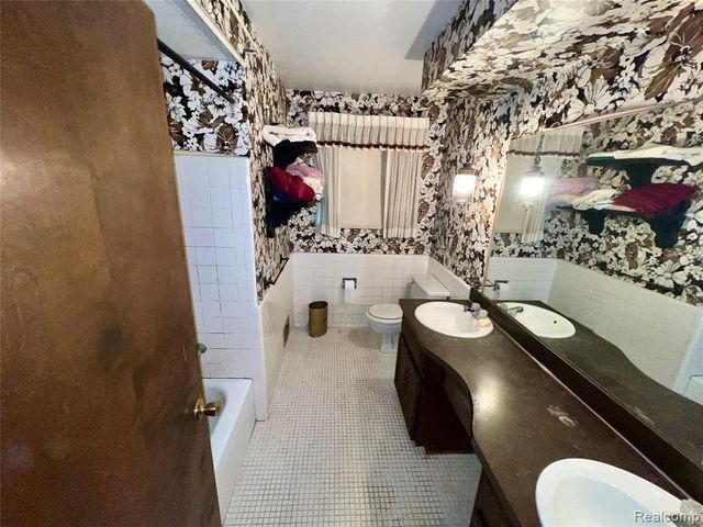 37115 Pocahontas Drive, Clinton Township, MI 48036