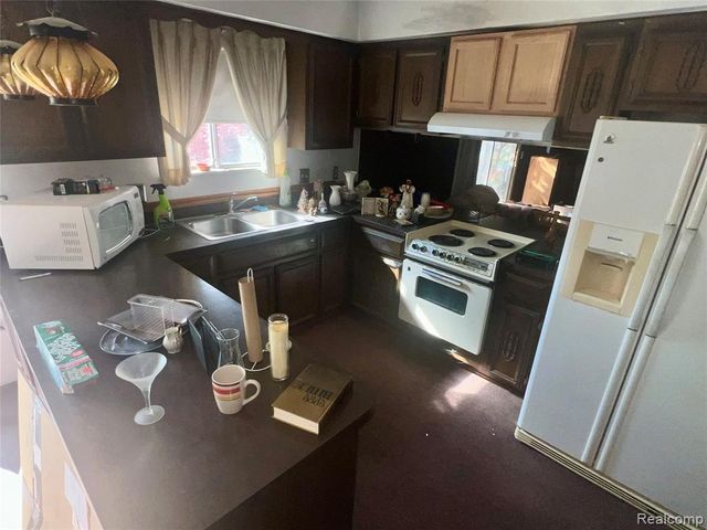 37115 Pocahontas Drive, Clinton Township, MI 48036
