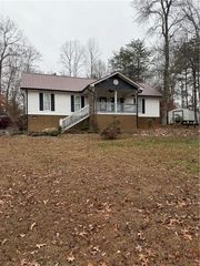 132 rolling hills Road, Six Mile, SC 29682