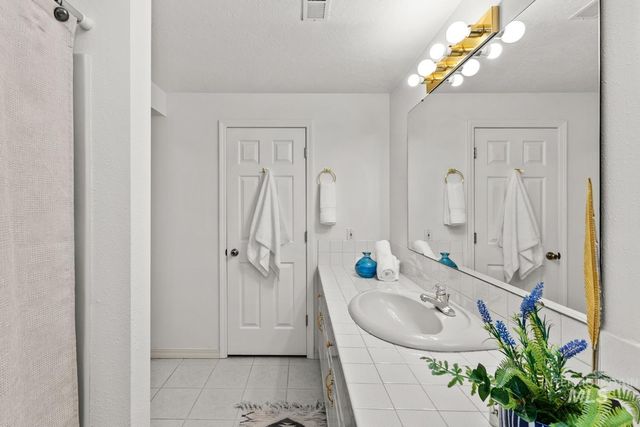 318 E Lake Rim Lane, Boise, ID 83716