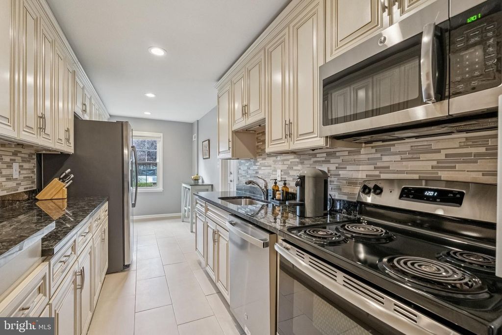 Image 10 of property listing at 7 CORNERWOOD CT, Gaithersburg, MD 20878