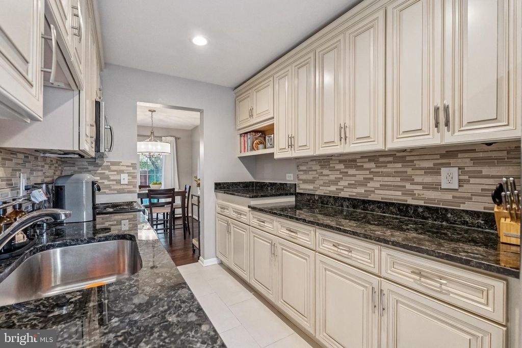 Image 11 of property listing at 7 CORNERWOOD CT, Gaithersburg, MD 20878