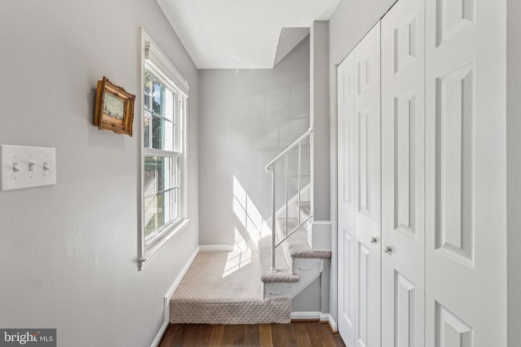 Image 2 of property listing at 7 CORNERWOOD CT, Gaithersburg, MD 20878