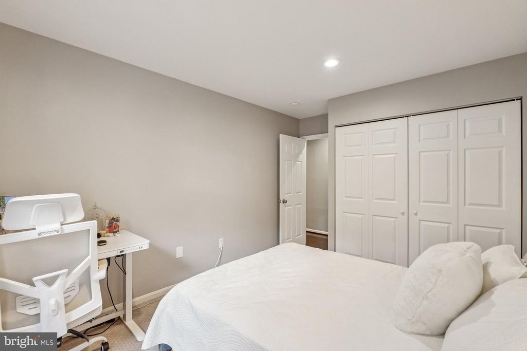 Image 20 of property listing at 7 CORNERWOOD CT, Gaithersburg, MD 20878