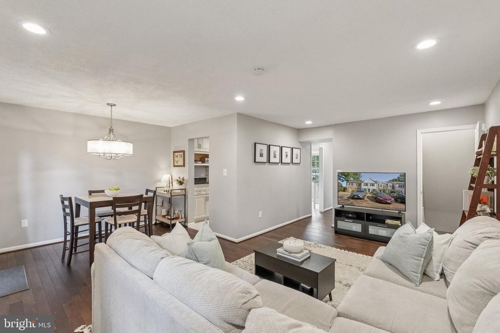 Image 3 of property listing at 7 CORNERWOOD CT, Gaithersburg, MD 20878