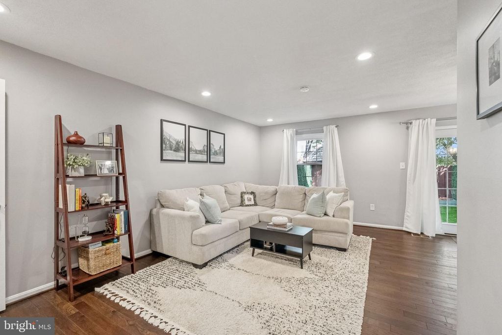 Image 4 of property listing at 7 CORNERWOOD CT, Gaithersburg, MD 20878