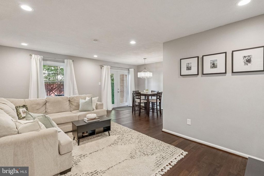 Image 5 of property listing at 7 CORNERWOOD CT, Gaithersburg, MD 20878