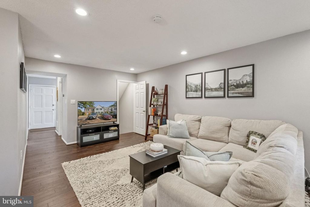 Image 6 of property listing at 7 CORNERWOOD CT, Gaithersburg, MD 20878