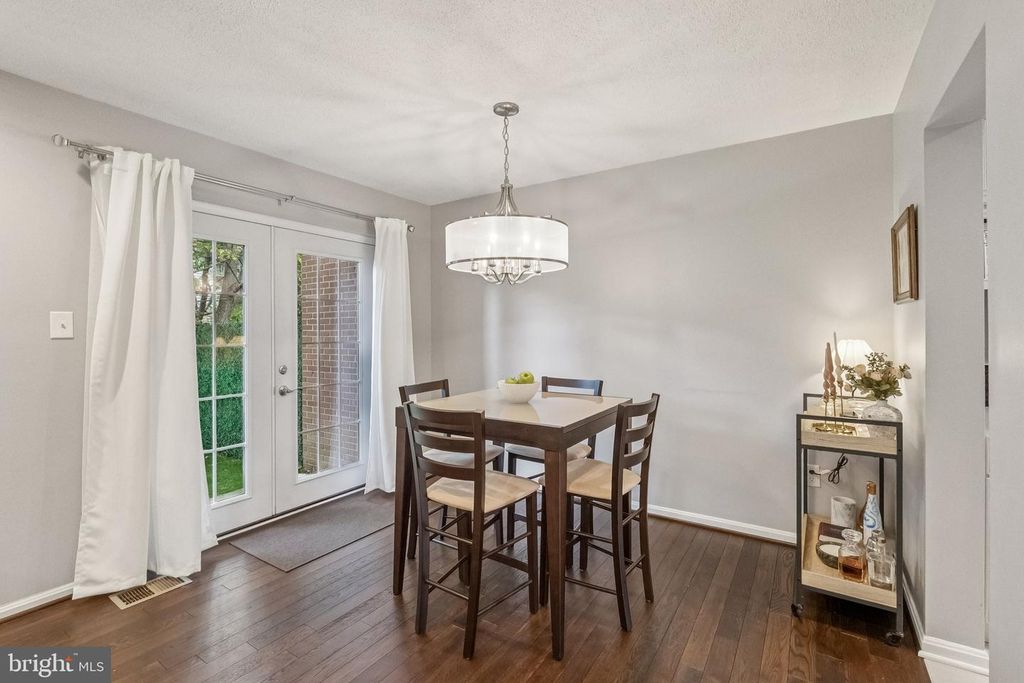 Image 7 of property listing at 7 CORNERWOOD CT, Gaithersburg, MD 20878