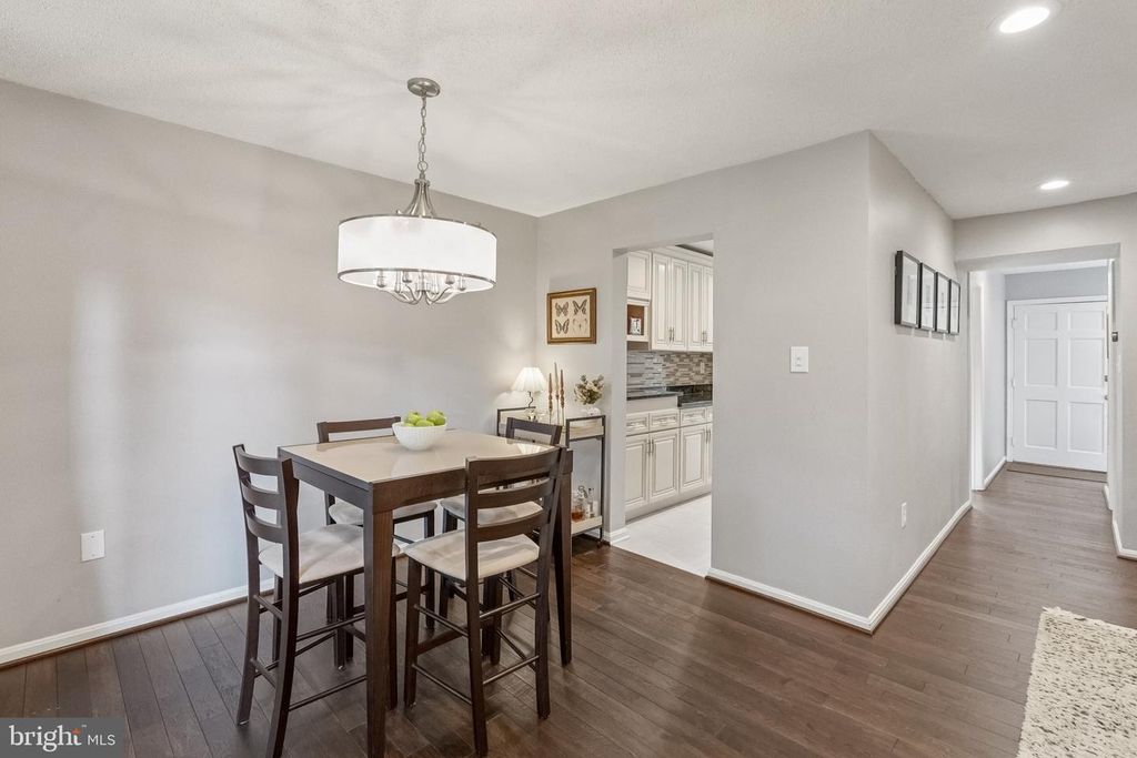 Image 8 of property listing at 7 CORNERWOOD CT, Gaithersburg, MD 20878