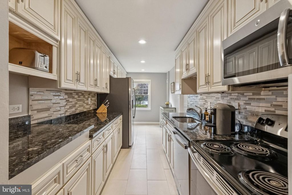 Image 9 of property listing at 7 CORNERWOOD CT, Gaithersburg, MD 20878