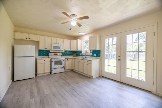 91 Hulon Hall Court, Cleveland, TX 77328