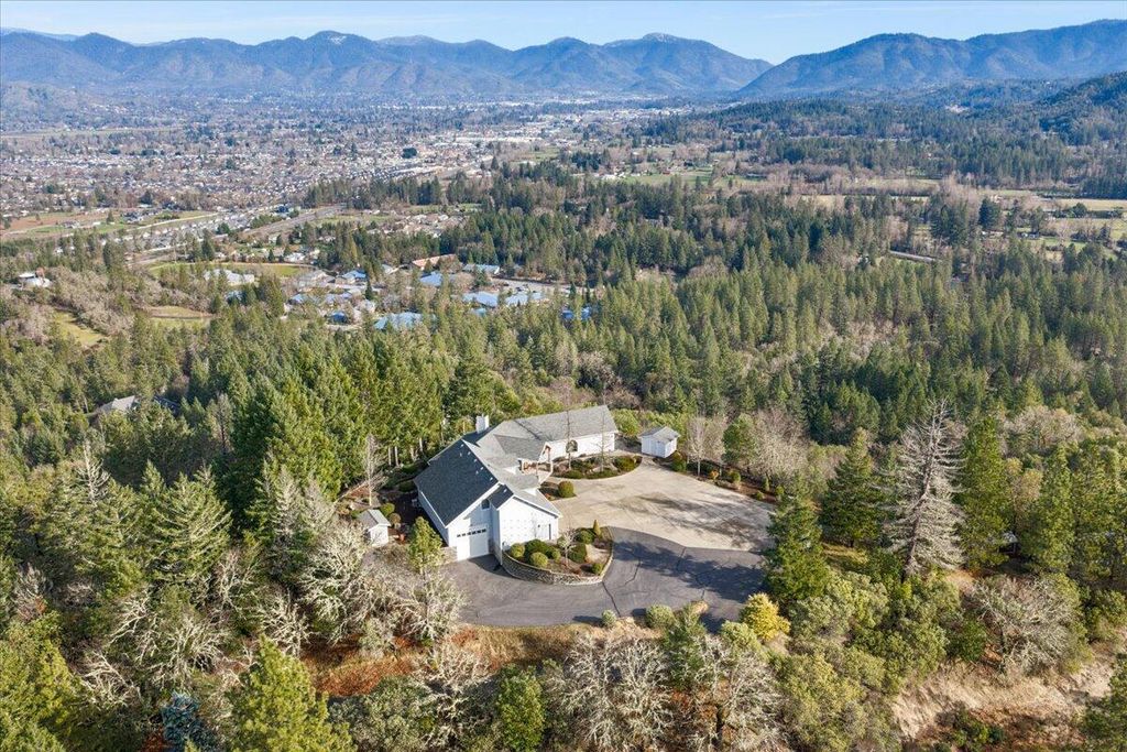 3601 Campus View Drive, Grants Pass, OR 97527