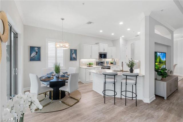 9520 Ironstone 202, Naples, FL 34120