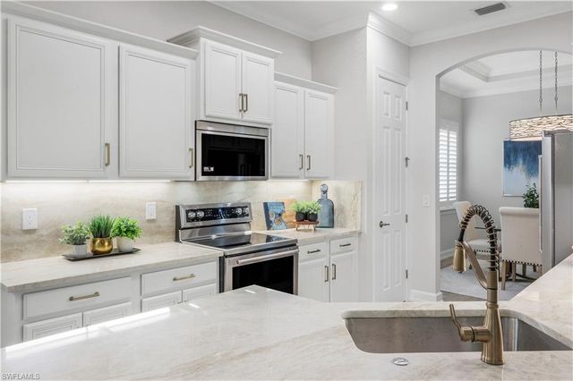 9520 Ironstone 202, Naples, FL 34120