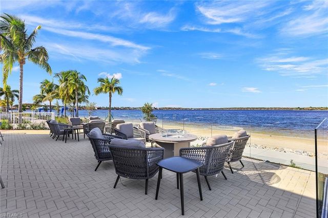 9520 Ironstone 202, Naples, FL 34120