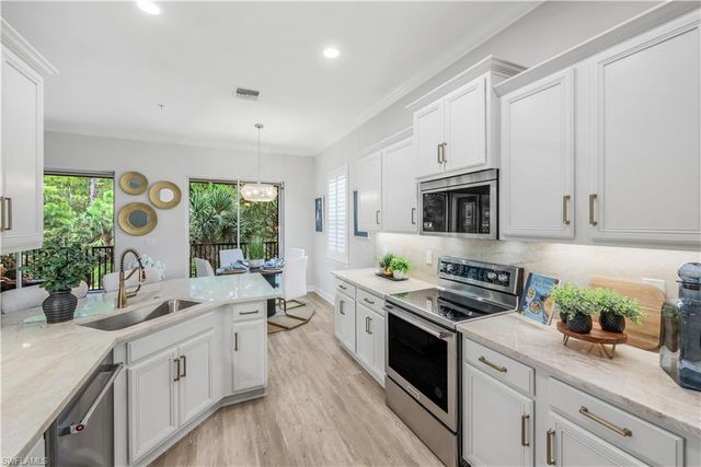 9520 Ironstone 202, Naples, FL 34120