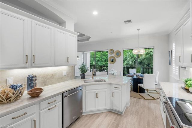 9520 Ironstone 202, Naples, FL 34120
