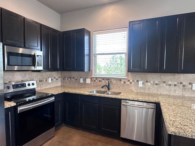 200 Mauna Kea LN B, Bastrop, TX 78602