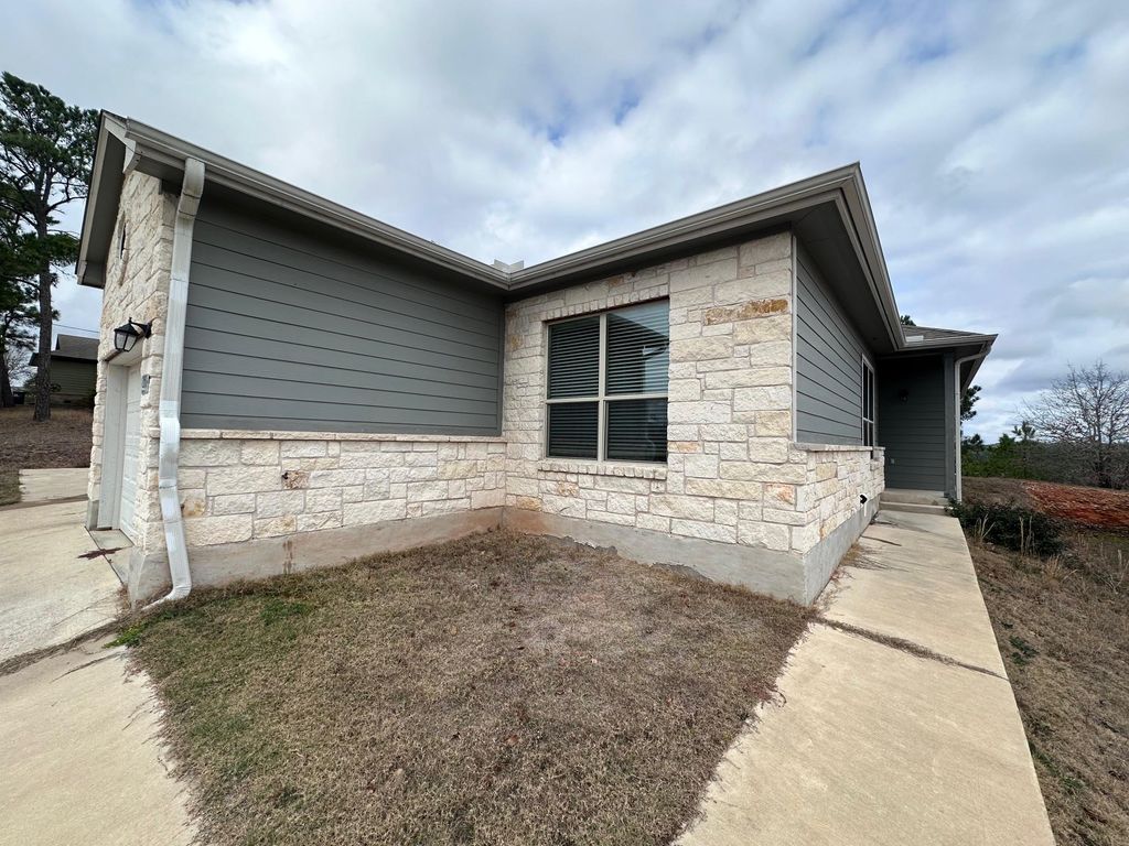 200 Mauna Kea LN B, Bastrop, TX 78602