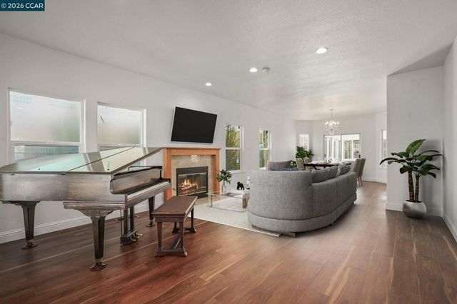 367 Hemleb Ct, Pinole, CA 94564