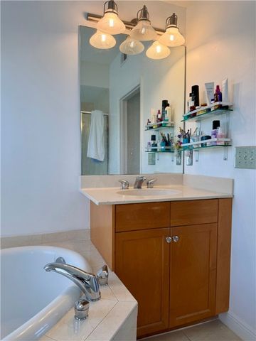 1630 42nd Square 104, Vero Beach, FL 32960