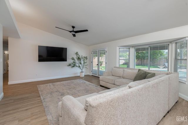 11123 Coachlight Court, Bakersfield, CA 93312