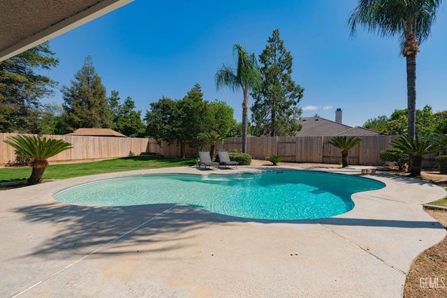 11123 Coachlight Court, Bakersfield, CA 93312
