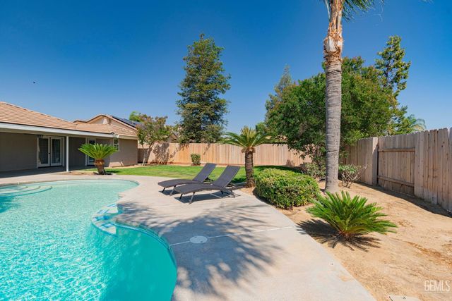 11123 Coachlight Court, Bakersfield, CA 93312