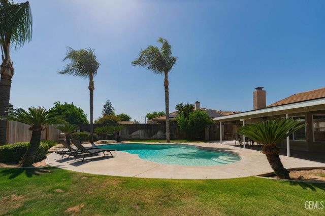 11123 Coachlight Court, Bakersfield, CA 93312