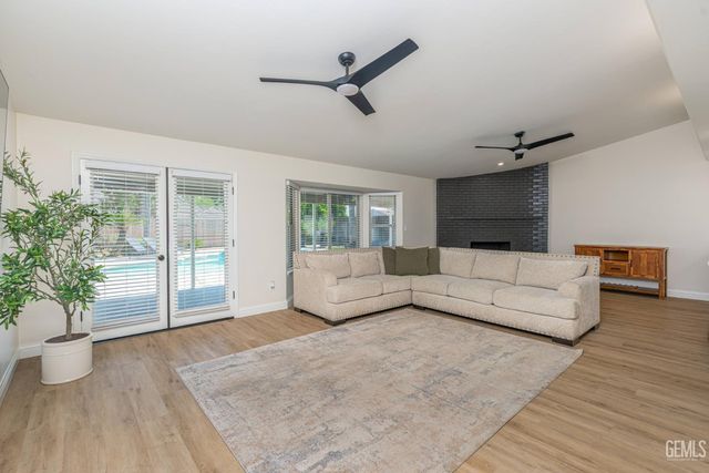 11123 Coachlight Court, Bakersfield, CA 93312