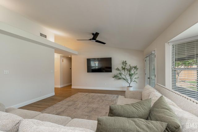 11123 Coachlight Court, Bakersfield, CA 93312