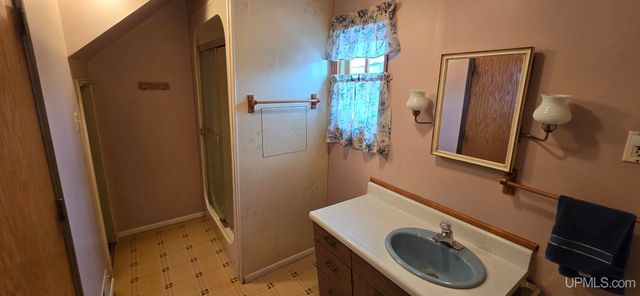 904 W A St, Iron Mountain, MI 49801