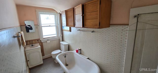 904 W A St, Iron Mountain, MI 49801