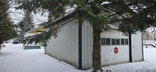 904 W A St, Iron Mountain, MI 49801